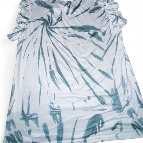 SHEIN Abstract Green and White Short Sleeve Tee​ - Picture 3 of 3